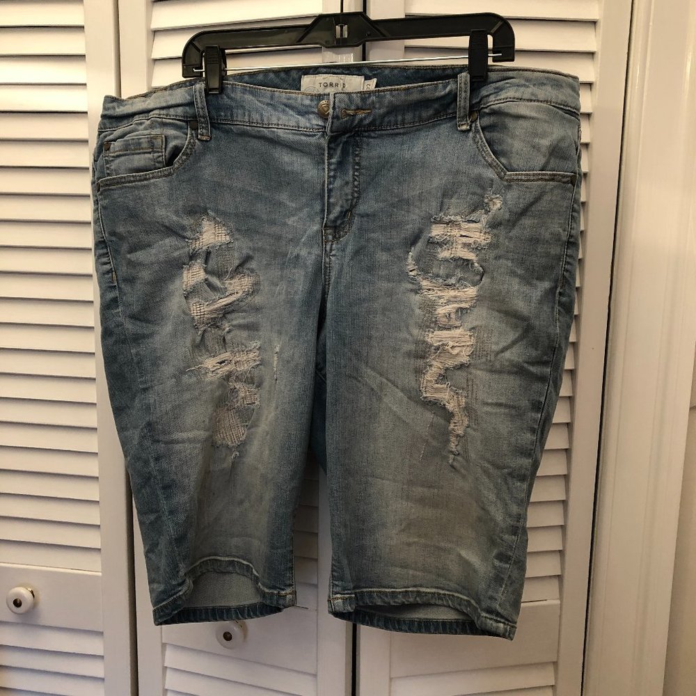 Torrid  distressed boyfriend bermuda, 22
